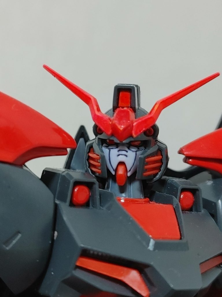 顔は目を赤くして、スミ入れだけしました。マスクの薄い灰色に黒い線が加わってホラーティックで本物の死神のような印象を与えます。