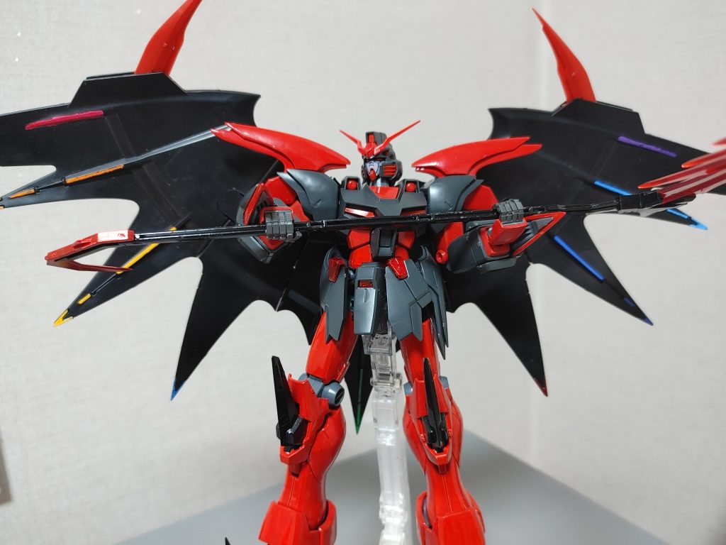 羽はそれぞれの線と端を虹色にしました。これによってフランドールの能力を使えます。肩のハイパージャマーと一緒に使うことで、敵にバレずに攻撃することができます。でも、使えるフランの能力は線がある7色の数だけとありとあらゆる物を破壊する能力です。ガンダムですから、原作とは違って手か撃破されると使えない上、再生もできません。「シアとチームを組めばいい」(嘘)