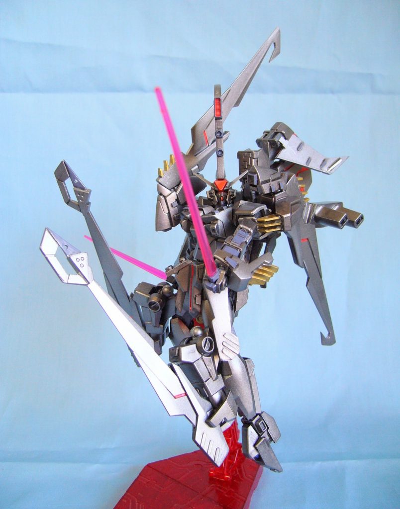 さらに、高機動形態でビームサーベル二刀流。まんま、元のキットのを使ってます。AEG2(アセム)と言えば、このスタイルですよね。サーベルがちゃんと、大刀と小刀に別れてるんですよねー。さてさて。ここから先がメインディッシュ。むしろMS形態など飾りです!偉い方にはそれが……(はい、次いきまーすw)