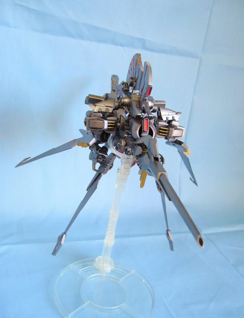 この角度から見ると、けっこー横幅があって。戦艦に見えなくもない?かな?以前ガンスタで、(確かその方もAEG2だったような?)カジキマグロに変形出来る改造ガンプラを作ってる方を見掛けて。思わずグッときたのをおぼえてます。きっと同じアイデアの神様から、天啓を受けたんだろうなー。(決めつけ、ヨクナイヨ)w