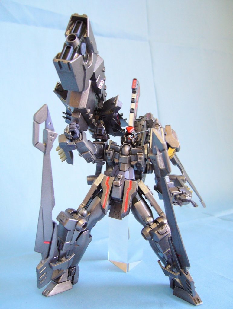 主武装②ツインメガロランチャー。圧倒的火力を、しかもツインでぶっ放つ必殺技兵器!(語彙力よw)リボーンズガンダムのライフルを軸に、ほぼプラ板の箱組で出来てます。めっさ重いです。(汗)どうにかこうにかポージング取れた、奇跡の1枚。w