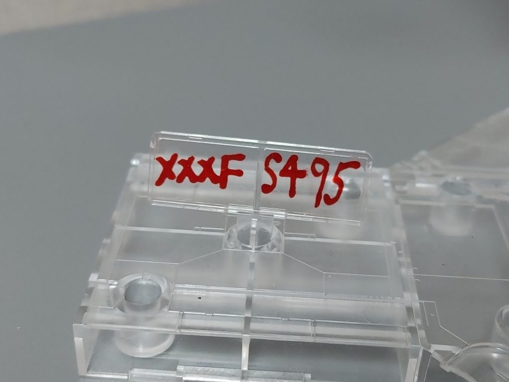 機体番号です。FはフランドールをSはスカーレットを、495はフランの年齢を意味します。子供が書いたような字が特徴です。