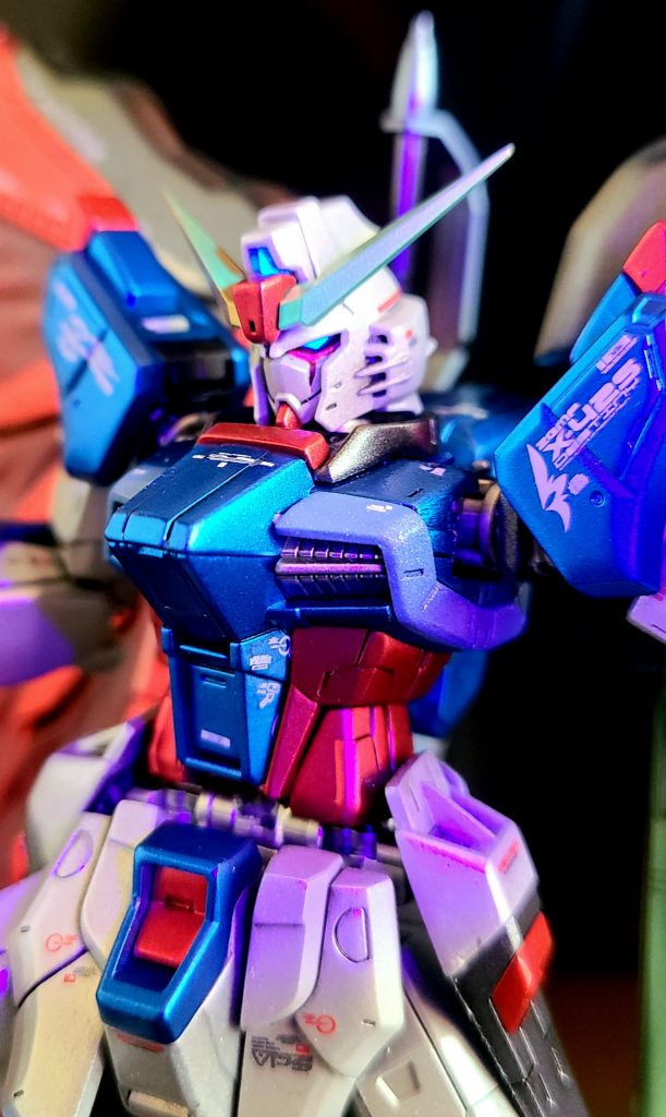 センサーとカメラアイそれとビームエフェクトや光の翼に蛍光塗料を使ってるのでUVライトで光ります。ビームエフェクトは写真ではいまいち分かりにくかった(><)