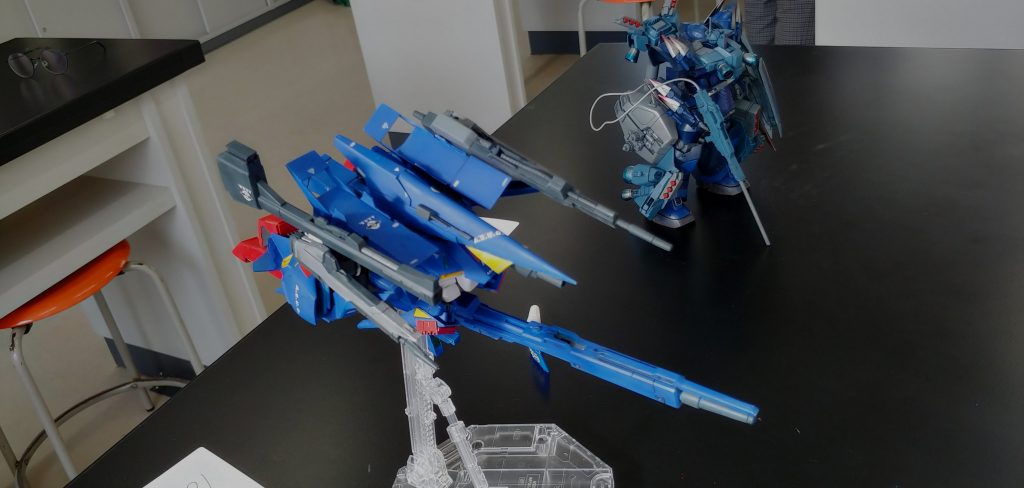 背景は文化祭のため理科室人気一位は部分塗装のRGエヴァ(笑)素人にはわからんのですよ