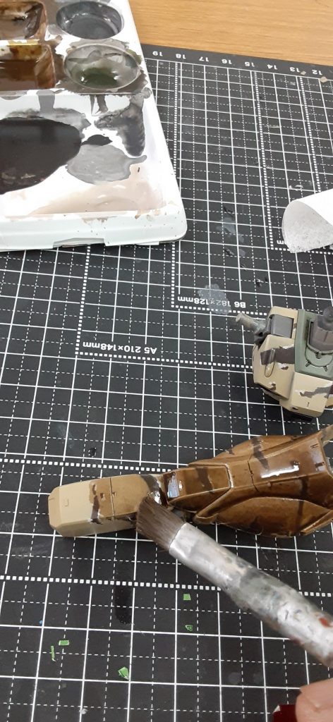 本体は一度エナメルのフラットブラウンデウォッシングしてから、エッジを際立たせるようにうっすらとドライブラシしました。