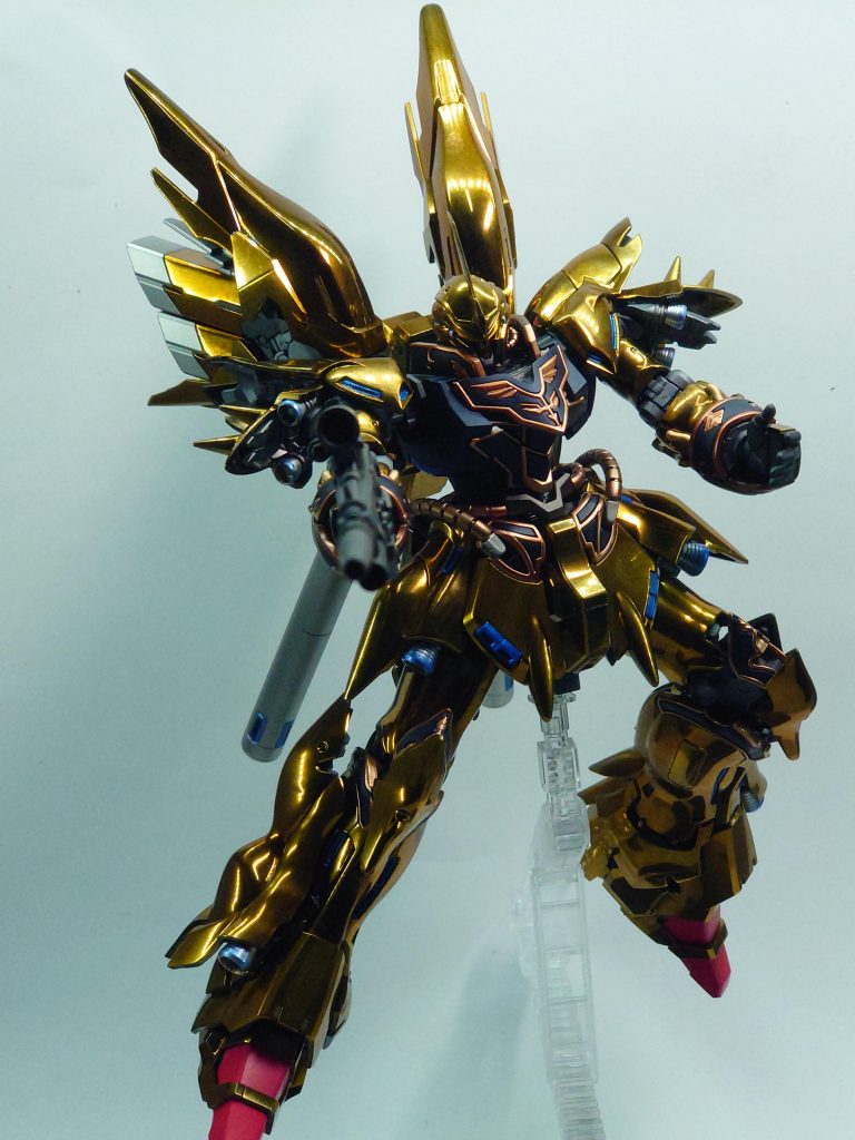 金色部分はボーンペイントのアンダーブラック→ボーンミラー→フィニッシュクリア(イエロー+レッド)胴体部分は同じくアンダーブラック→ガイアノーツのプリズムブルーブラック→クレオスのスーパースムースクリアエングレービング部分はアンダーブラック→クレオスのスーパーカッパー→スーパースムースクリア