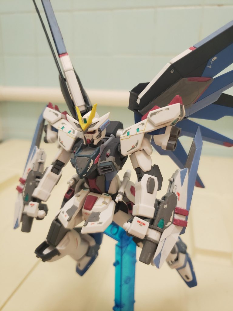 シルエットを大胆に変えたく、カスタムキットのブレードを肩にマウントさせるデザインにしました。王道な機体なのでカラーリングはそのままのイメージで筆塗りで仕上げました。