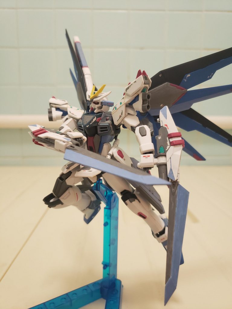 斬りかかり体制。ブレードの展開が可能でビームをも切断する！という妄想…