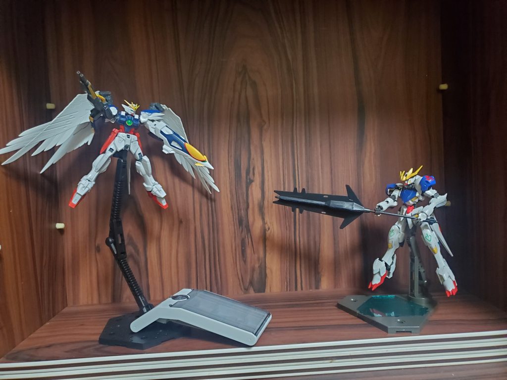 この時の【独奏歌】はナノラミでビームが効かないのでシールドを掲げて威嚇してるイメージ……であって欲しいなって。(ぶっちゃけいうとこの向きで右手の銃構えると背面向いてしまうのでやむなくこの姿勢に。シールドにバルカンついてるしまぁいいかと←)