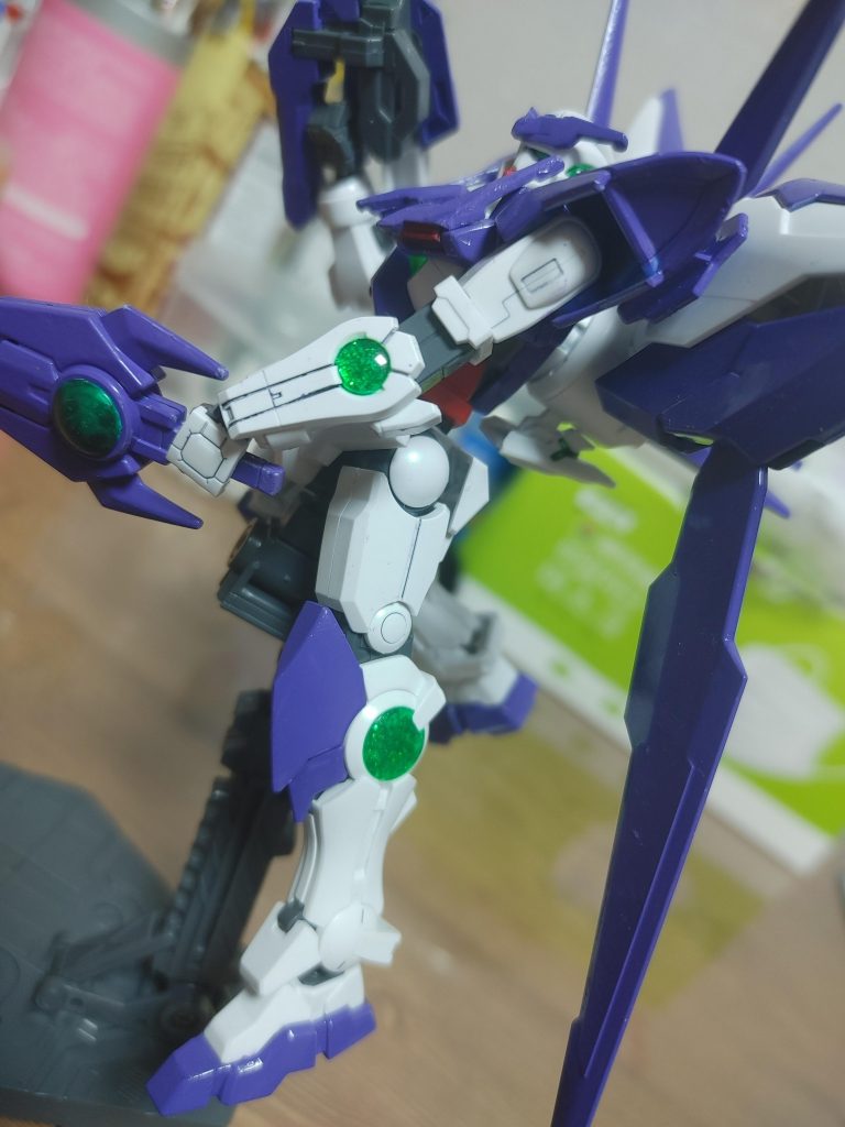 腕や足などクリアパーツが入ってる部分は粒子を再現しました。粒子再現に使った材料はメタリックグリーンとグリッター緑色を使いました。入れる方法はクリアパーツを嵌めるところにマーカーで塗ったあとグリッターを蒔けば終わりです。