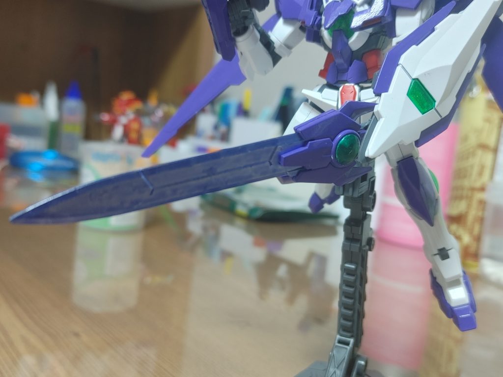 剣はGNブリザードソードです。粒子が緑とは違って相手を凍らせることができます。シールドもよく見ると粒子があります。