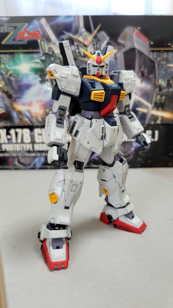 マークIIの顔になりますが、目の周りの黒い部分、その下側が広いめに感じてたんです。目が上に行ってるような…。以前はそのまま組み上げて完成としてたんですが、見るたびに気になってて…。今回手を入れ直すにあたって、顔もいじってみました。一度バラして目パーツの下を削り…。若干、目を下げることが出来て、顔のバランス良くなり、より一層イケメンになったような気がします。