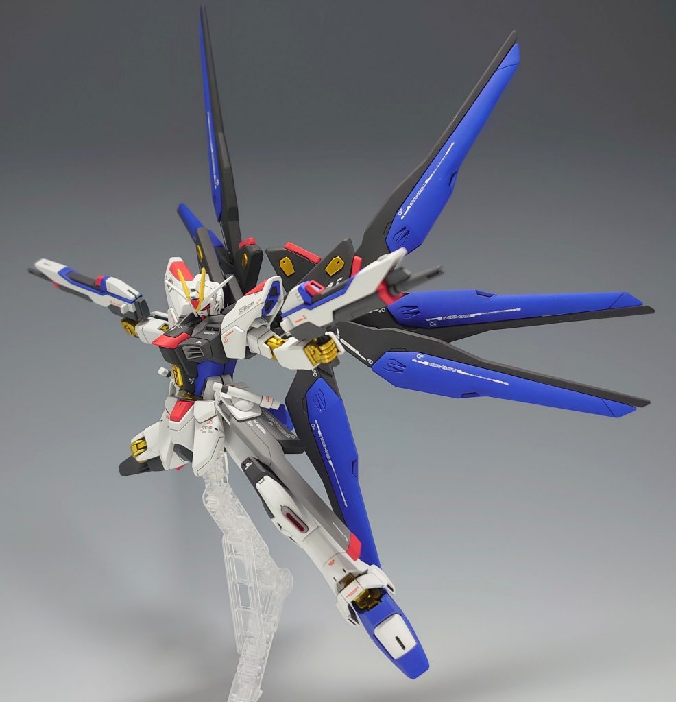 ビームライフルによる射撃戦をイメージ。派手なデザインの2丁ライフルが特徴的。