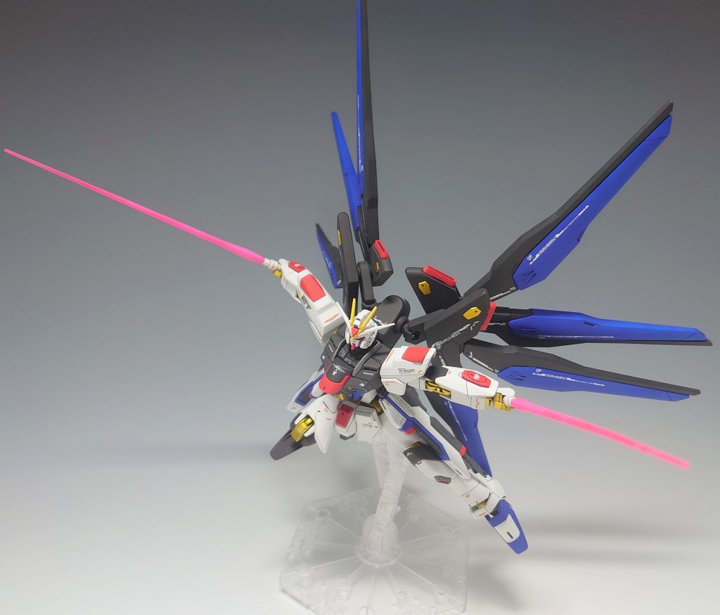 すれ違いざまの高速格闘も印象的なシーンの一つ。