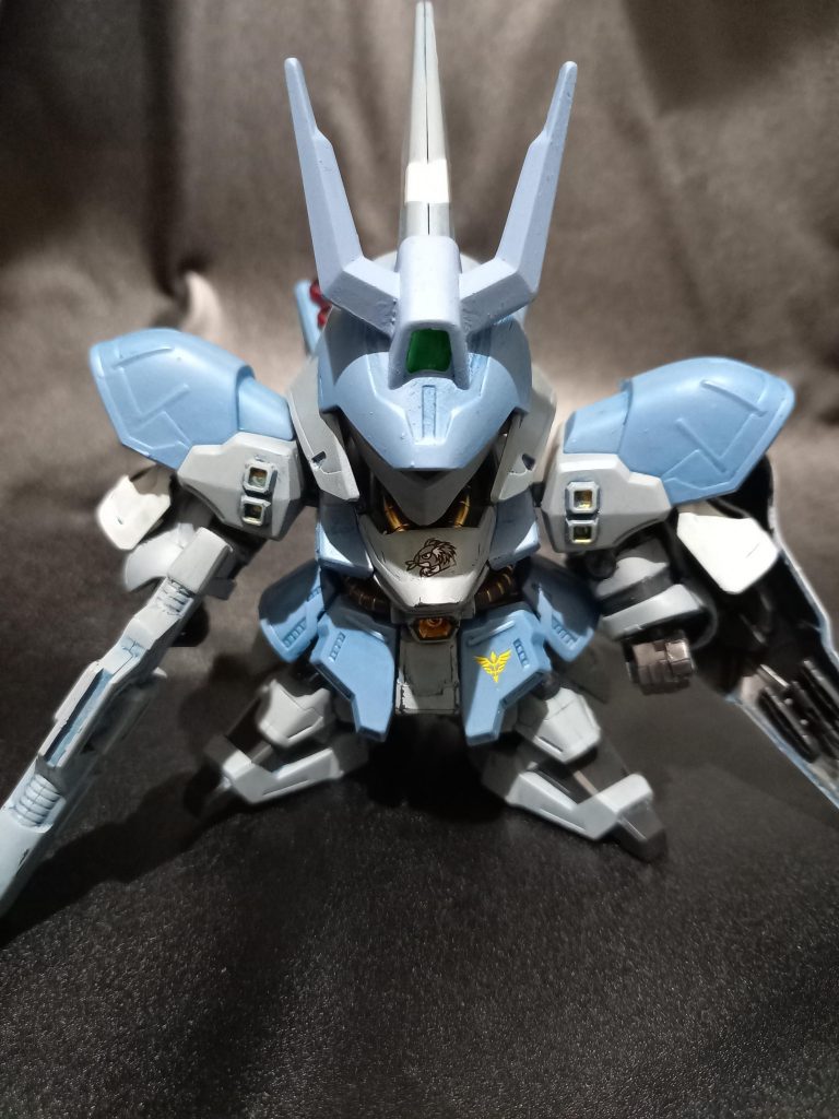 通常の短足バージョン　T字にカットした３ミリランナーをスタンド用股関節穴に差すと足の延長作用があります。 