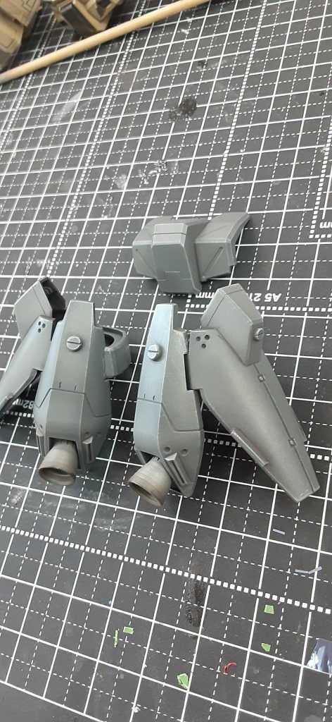 アーマー類は黒立ち上げからのダークグレーで塗装後、シルバーとグレーの混色でドライブラシ。