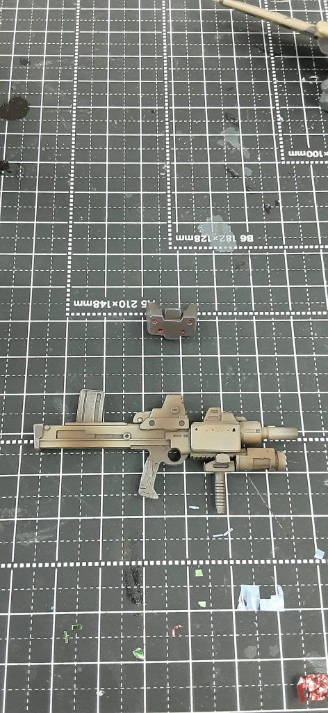 アサルトカービンはジムライフルとジャンクパーツで作りました。本体とは違いライフルは、後から迷彩が施されたような感じにしたかったのでエアブラシ細吹きで迷彩しました。