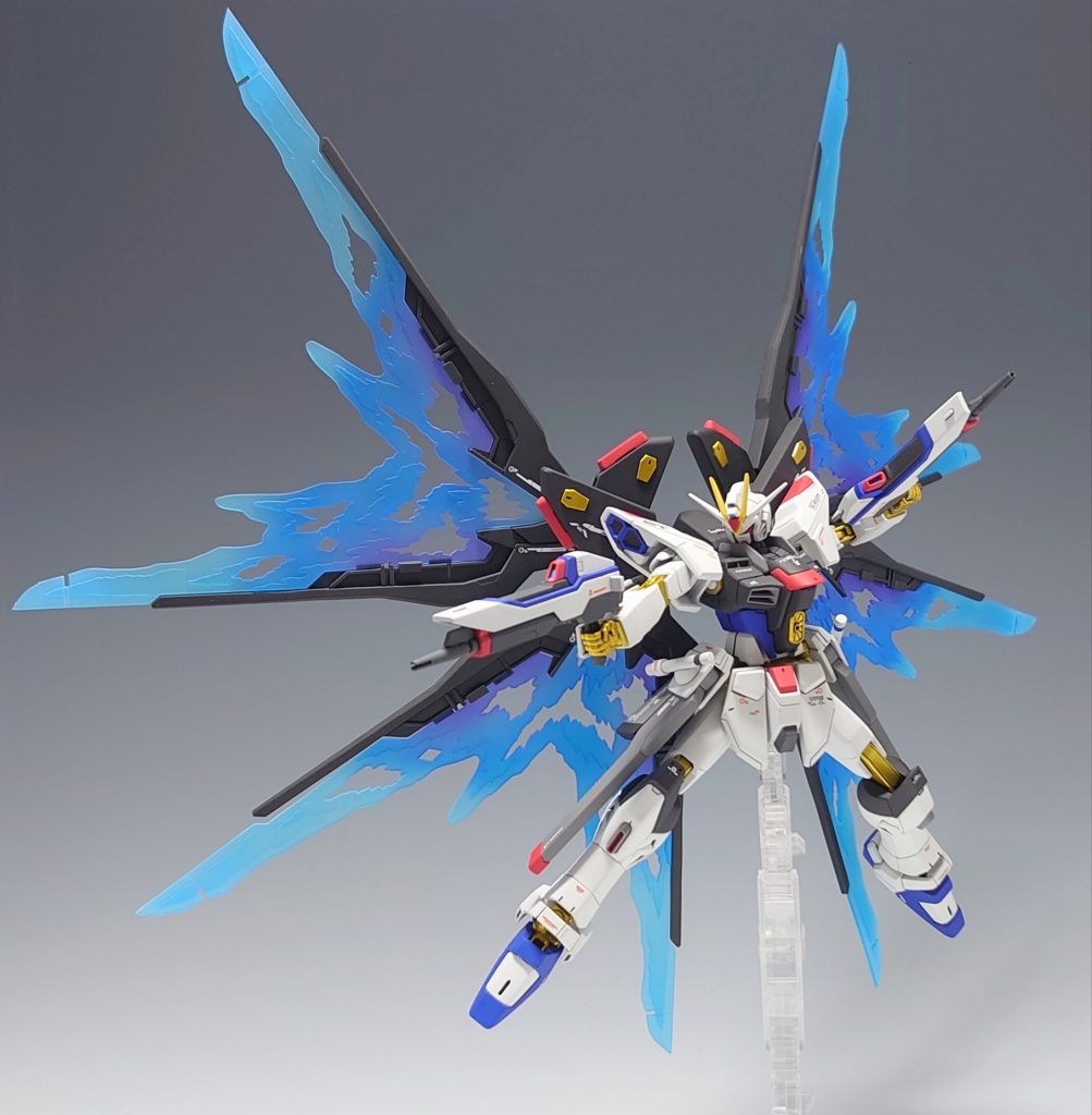 光の翼はシーンによって演出が異なるためグラデのパターンには頭を抱えました。今回は発生部に濃い紫を配置し外側に行くつれ色が薄くなるように配色しました。