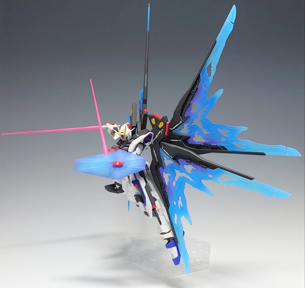 ビームシールドも水色だったり紫だったりします(汗)。今回はクリアパープルとクリアホワイトで紫にも水色にも見えるどっちにも見える雰囲気で仕上げました。