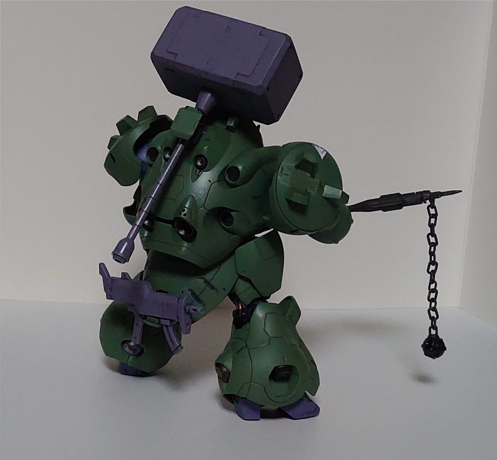 後ろ姿。地味に銃口を開口してます。武器の色って悩みますね。