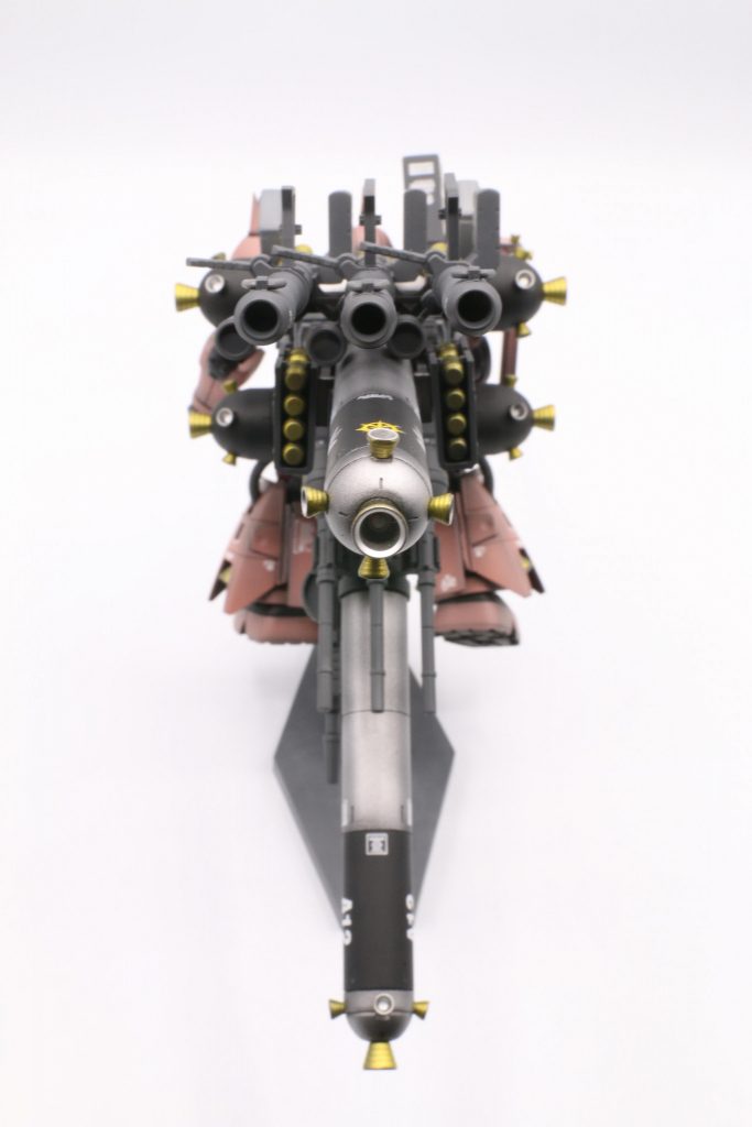 パーツも多くバーニアの塗り分けなど、大変でしたが、武装ごつ盛りのザクはめちゃくちゃカッコイイ！！