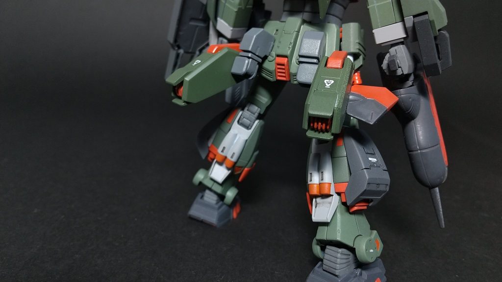 腰には追加ブースターを装備