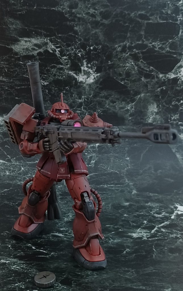 こんな持ち方で当たるのか…？もっと重心を低くしてライフルをグッと引き寄せなきゃ…💧「当たらなければ、どうと言うことはない」ですよね少佐♥️