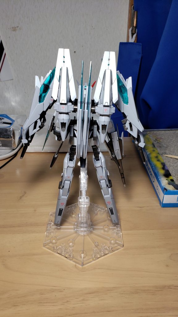 背面から。見てわかるかと思いますが、Fファンネルを2基追加しました。ただ、Fファンネル自体がでかいのと、AGE 2は変形機構を持ってること、つける場所が少ないなどの理由で、ここにしか付けられませんでした。完成した今では