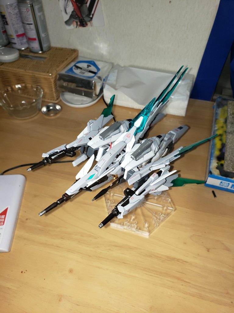 AGE 2と言ったらやはりこの変形機構ですよね。ただでさえマグナム SVでもごつかったのに、ドミナンスマグナムは更にごつくなりました。...実はこれ完成しきれてないんです。シグルシールドがただ置いただけになってるんですよね。なんでかって言うと、後ろのFファンネルをつけたせいで、ドッズライフルにつけると、ファンネルに当たってしまってつけれないんですよね...w。ほんとにファンネルいらないんじゃね?wっていうか、ごちゃごちゃしてる上、上記の通り予想外のことがあったりしたので、この変形をさせるだけでなんと15分もかかってしまいました。もう2度と変形させたくありませんw