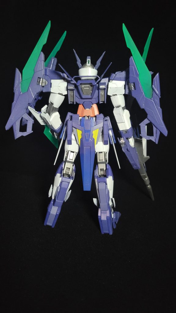 背面と全体はこのような感じです。友人から誕プレ！ということで好きな機体を貰ったので拙いなりに気合いをいれてやらねばと少しばかりスジボリを初めて入れてみたのと全塗装に塗り分けもキレイに出来てはないですが頑張ってみましたね。