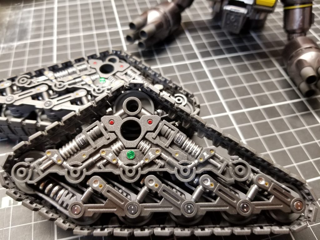 キャタピラ部。見えなくなるとわかっていても塗り分けやディテールアップしてしまうのはこだわりモデラーさんあるあるでしょうか？(笑)