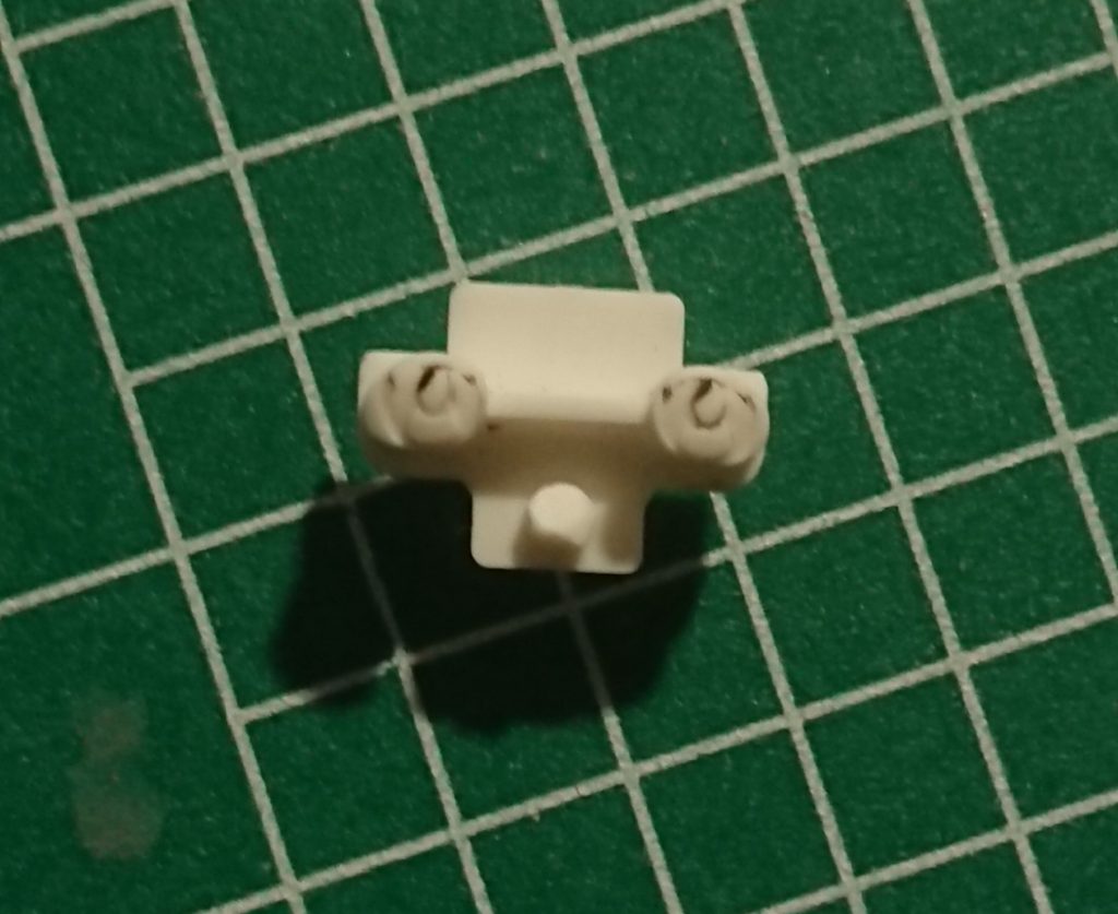 ミラーミッションサラと言えば、いわゆる生気のない瞳、光のない瞳が特徴です。アニメ作画上これはハイライトが描かれないことで表現されていますが、キットはノーマルのサラ基準なのでハイライトがモールドされています。ガンダムベース限定ミラーミッションサラも造形は全く同じで、上に貼るシールの印刷が異なるだけとのことです。なので、生気のない瞳を塗装で再現する場合、ハイライトのモールドを削り落とし、瞳孔等の欠損部分を補てん、彫り直す必要がありました。画像の場合、瞳孔左上の黒い部分が、黒い瞬間接着材で補てんした部分ですね。塗装はラッカーのクールホワイトをエアブラシ塗装したのち、黒目各部はラッカーやエナメルを筆塗り。溶剤の違いを利用してはみ出しの拭き取りなども利用しています。