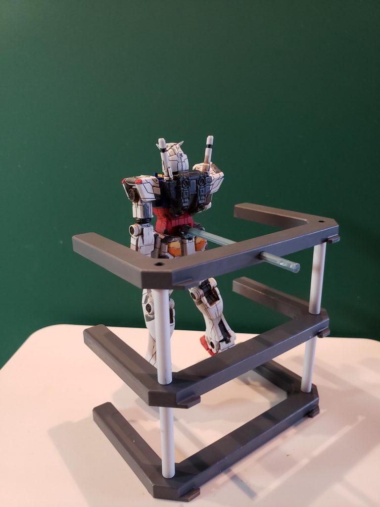 プラ棒と磁石で支えています。押し出すと前に出すことができます。ささやかながら、構造を再現。