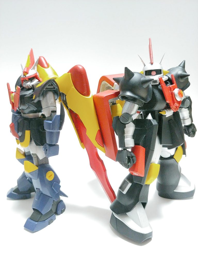 ジンエンペラーGの羽ですが、これはボンドについてきたプラスチックのコテみたいなやつを削ってくっつけました。探してみると案外いい身近にパーツは転がっているものです。そんな感じでプラバンやらを貼り付けてつくったジンエンペラーGですが、そもそもジンがカッコいいですね。思わずMGのジンを買いそうになりましたが、値段を見た嫁がものすごい顔でこちらを見てきたので諦めましたwまあそのうちうまいこと家に密輸するつもりですが