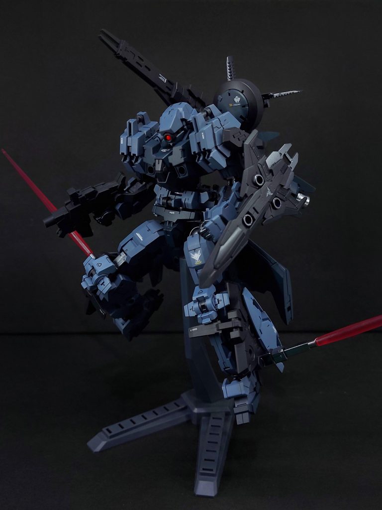 脚部の追加装甲にセイバーとして機能するビームガンが付いている。他の武器を使わず下方の目標を破壊する事ができる意外と便利な装備。セイバーを展開しながら蹴ったり突進したり∞ジャスティスみたいな戦法が好き