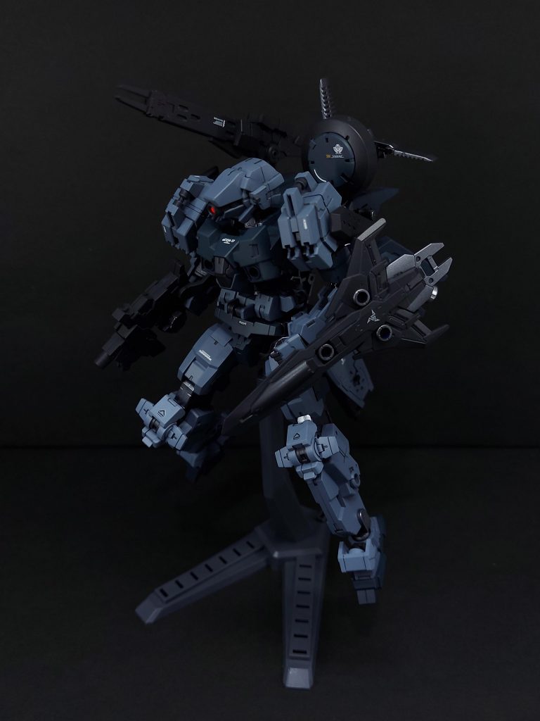 通常装備はショットライフル、盾、レールガンとレドーム。