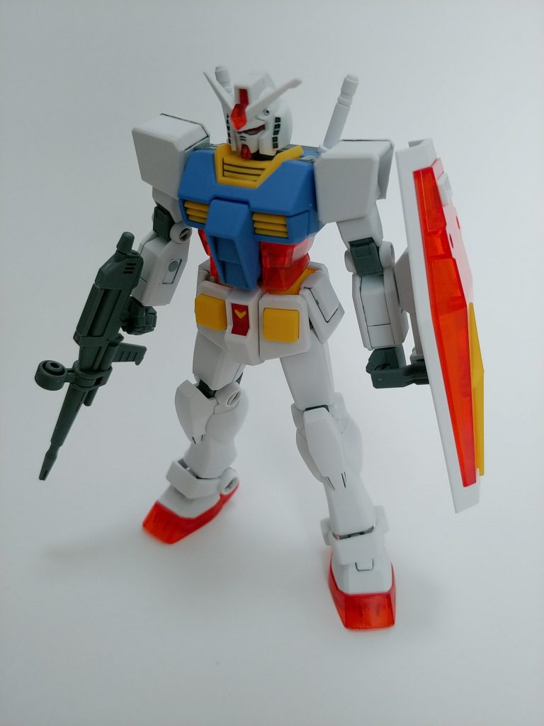 そんなわけで我が家の御神体的な扱いになったので、どこもいじらず合わせ目消しとスミ入れだけ。簡単キットのエントリーグレードだけど、スミが流れてダボが割れたり、パーツの向きを間違えかけたりと、まるで「どんな時も基本を忘れるな」と言われているようなミスを連発。さすが御神体ちなみに、このソリッドクリアガンダムはもう一個当たってたりする…さてどうしてくれよう？