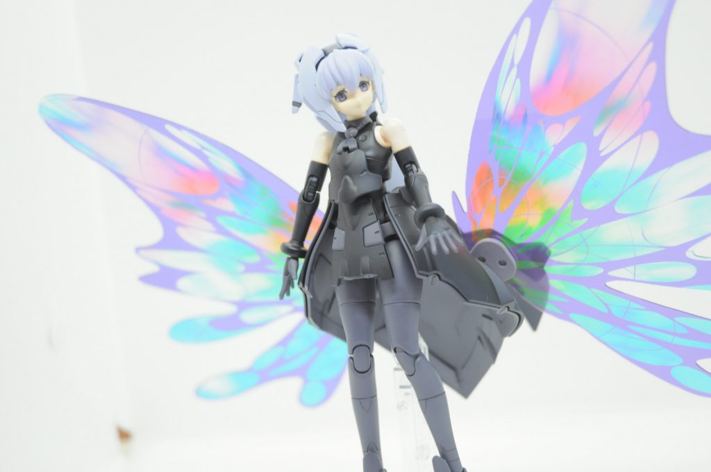 これの付け外しが塗膜削れそうで怖いのなんの黒:ガイアカラー プリズムブルーブラックにスーパースムースクリアでつや消しダークグレー:エヴァンゲリオンカラー エヴァダークグレー髪の毛:エルドランカラー ライラック(前髪ともみあげのみGXカラー アメジストパープルで薄くコートした後、GXカラー クリアバイオレットでうっすらシャドウ)肌色:ガイアカラー ノーツホワイトフレッシュにラスキウスカラー クリアペールオレンジで控えめにシャドウ。トップコートにラスキウスカラー スムースパールコートスムースパールコートはスーパースムースクリアに暖色系パールを入れたものであるため、理論上はつや消しなのですが、パールが入っているためか、つや消しと言うには割とテカリが残ります。それはそれでいい感じなのですが、今回顔は少し生気がない感じにしたかったので、顔部分のみ上からさらにスーパースムースクリアをコートしています。