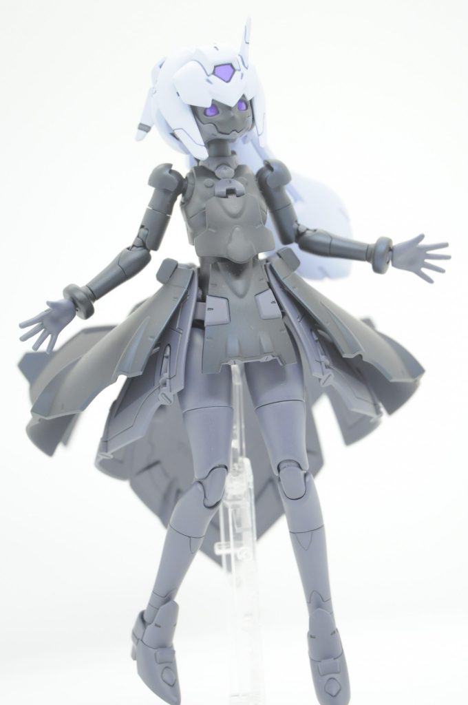 MS状態このパーツ換装が塗膜が剥げそうで怖いのなんの(二回目)カメラ部分はシルバーを下地にガイアカラーの蛍光ブルーと蛍光レッドを混ぜた蛍光パープルでキャンディ塗装。頭部パーツはカメラ部分のみマスキングし、いつもの白サフ&タミヤラッカーシルバーを混ぜたもので上塗りして染み出し対策をしています。