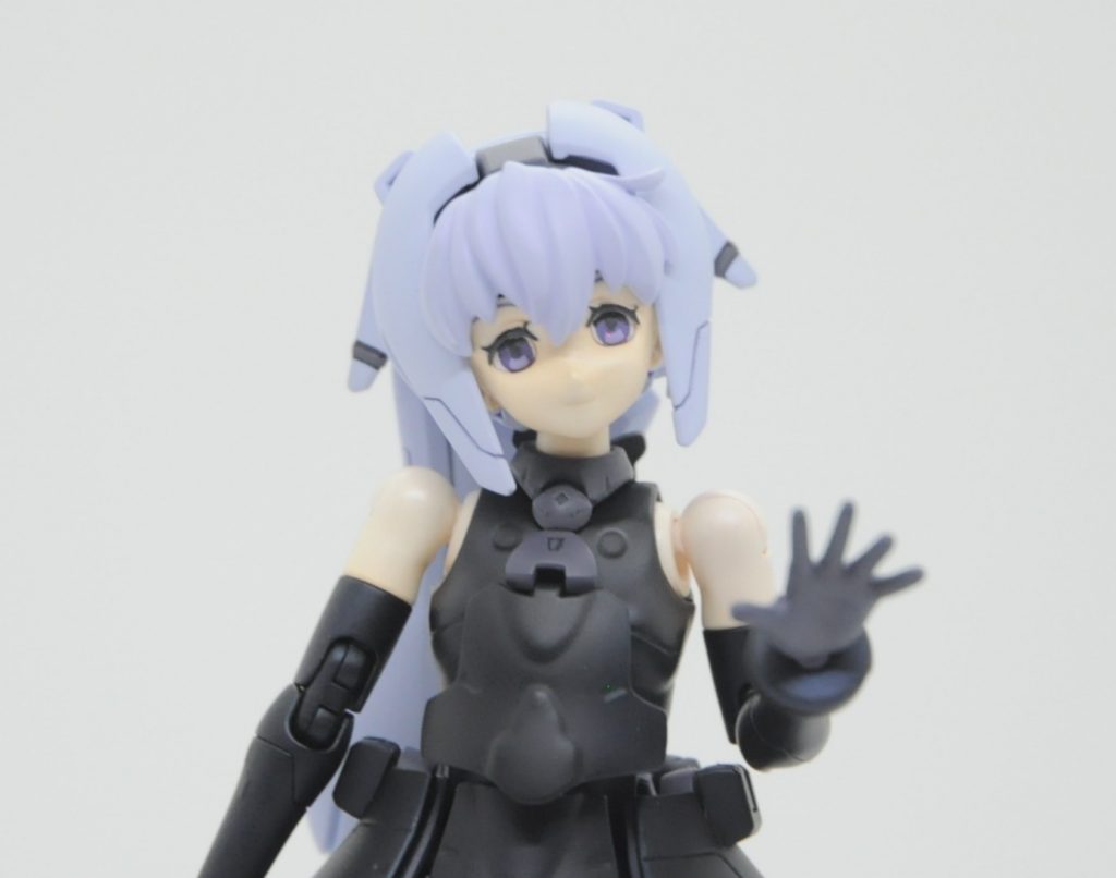 お顔詳しくは後述しますが瞳内のディテールを変更してハイライトを除去。口周りの形状を変更して無表情フェイスに。唇はもうちょっとハッキリスミ入れてもよかったかな。実は結構前にいったん完成しており、地元のコンテストに出していたりしたのですが、どうも顔が上手くいってない感じがして顔だけやり直していたため投稿が今頃に。結果的にGBSコンの時期だったので結果オーライ。髪の毛はうっすらシャドウやパールを吹くといいらしいと聞いて試してみたかったのですが、前髪以外はメカ的ディテールであるためどうしようかと少々悩み、結果前髪ともみあげ部分にだけ、他の部分と明確な差が出ない程度にうすーくアメジシストパープル→クリアバイオレットを吹いています。違ってるの見て分かりますかね?