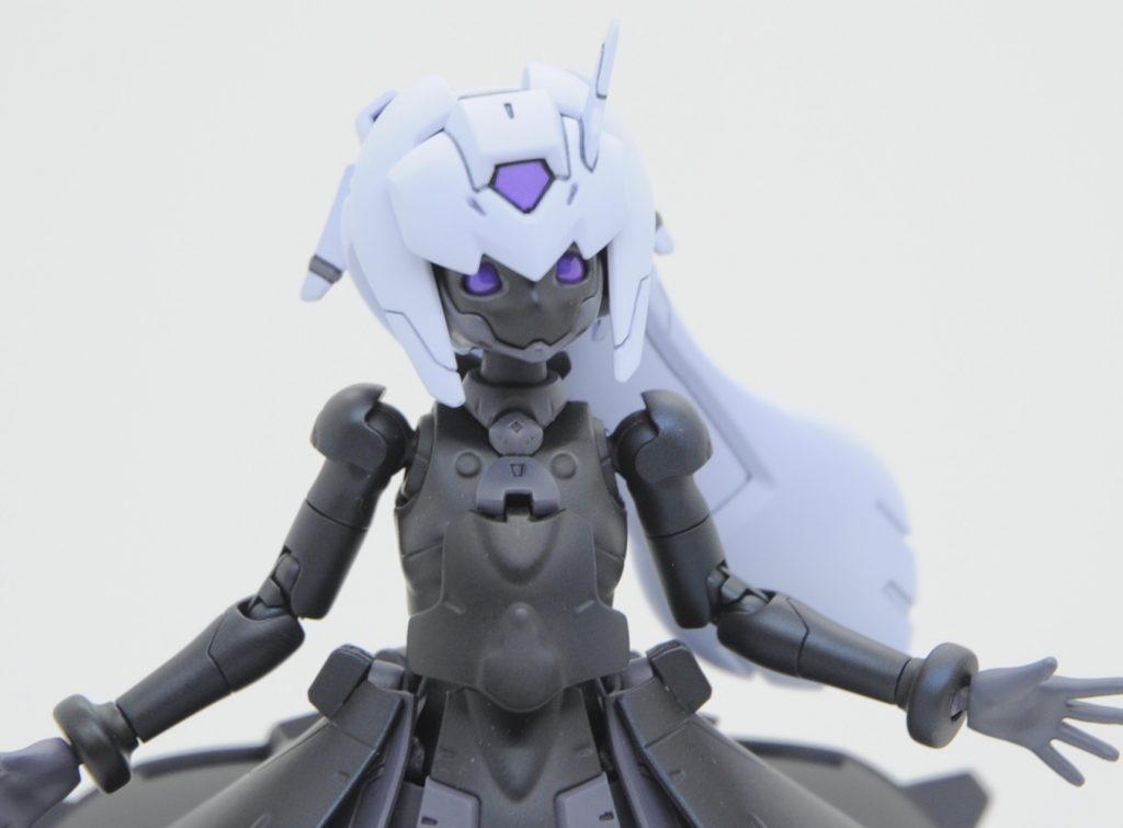 MS状態のお顔。目の部分は光沢でしあげています。目の周りのクマドリ部分は明確なディテールがなく面倒な部分ですが、タミヤエナメルで本体のダークパープルに近い色を適当に調色し、はみだしはふき取る形で筆塗りしました。