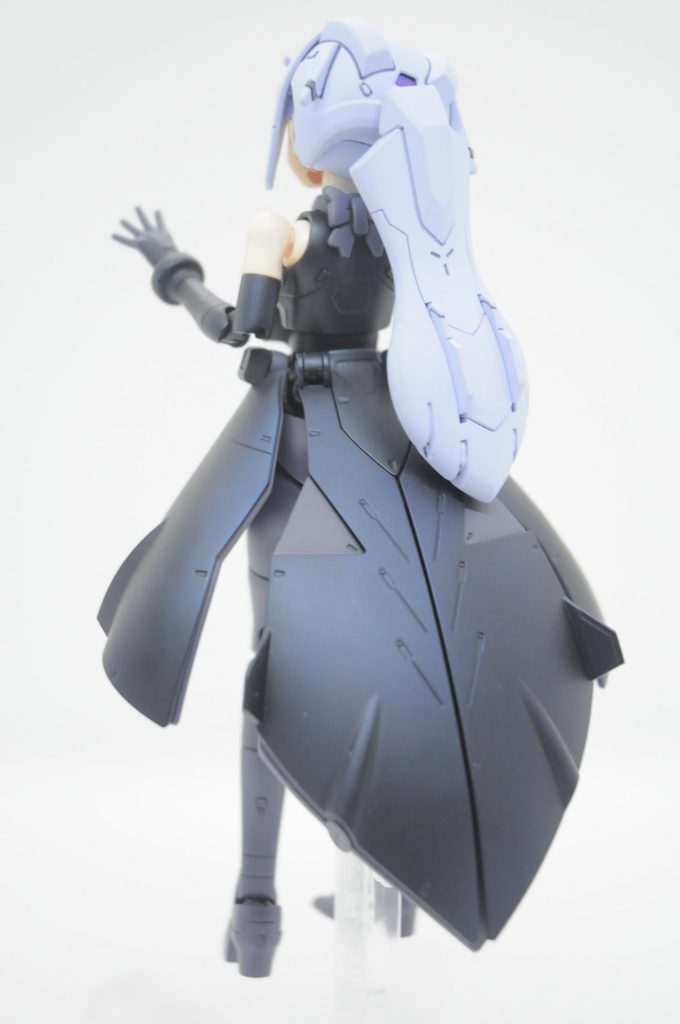 背面ちょっと青みがかっていい感じなのですが、特に青っぽく見えるところは、実は前述の色むらで光が当たってなくてもよく見ると青っぽいです(笑)個人的に気にならない範疇には収まってるからいいかなと。ポニーテールの可変翼部はディテールに沿って中央部を切り離し、後ハメしています。