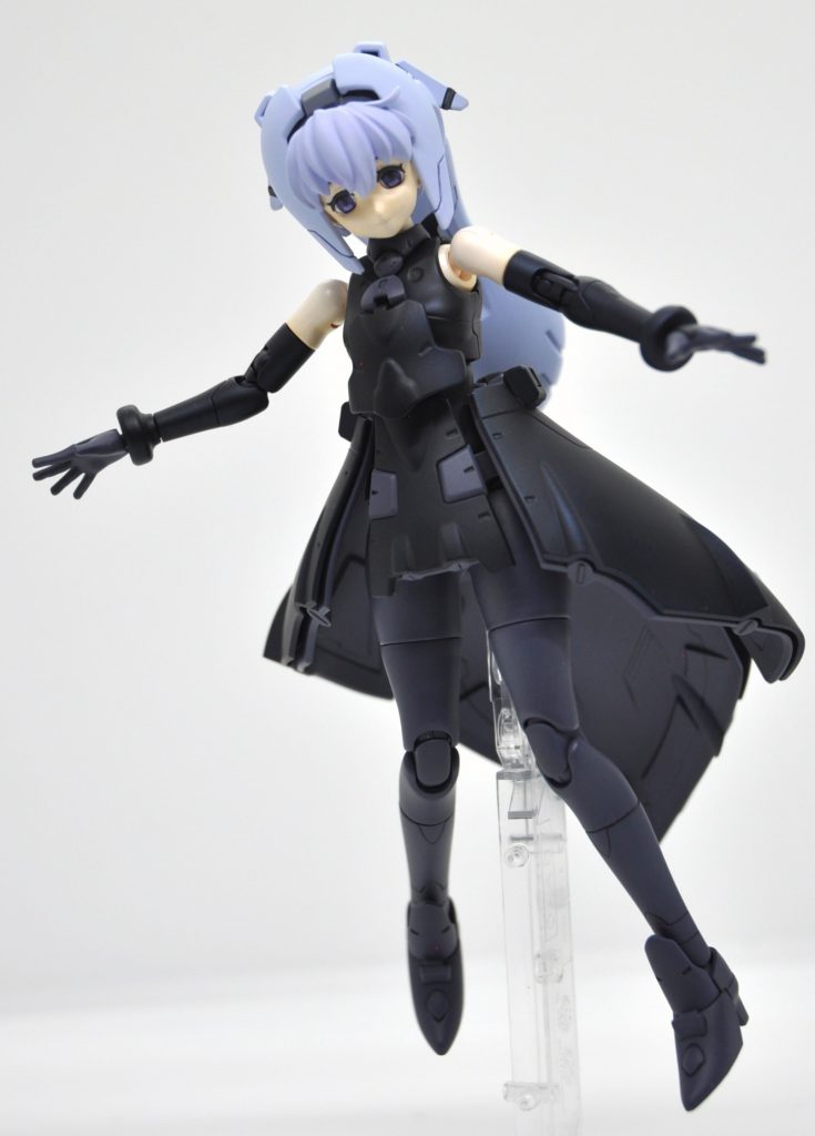 正面ブラックはガイアノーツのプリズムブルーブラックをスーパースムースクリアでつや消しし、あえてほとんど真っ黒な青っぽい黒に。…この塗料個人的にめっちゃ難しいです。特につや消しするとき。瓶の中でかなり沈殿していて固着しており、攪拌球程度では手も足もでないんですが、よーくかき混ぜないと本来の色合いが出ません。そのくせエアブラシの塗料カップの中でもすぐに沈殿しはじめるのでしょっちゅうウガイが必要です。つや消しにすると光のあたり加減で青みが出るいい黒になるのですが、濃度が違うとこの黒っぽさがにかなり違いが出まして、真っ黒にならずにかなり青みが強い色になったりして濃度調整が結構シビアです。つや消しにする前は全然色むらになってるのは分からなかったので、本質的には光沢仕上げ等で素直にメタリック感を楽しむための塗料なのでしょうね。