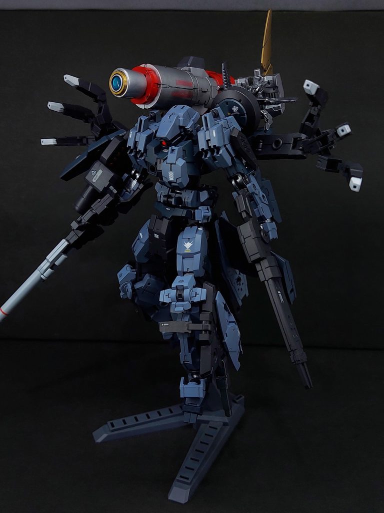 バックパックの両側にホーミングレーザー砲台を6基追加します。レールガンの代わりに急造品の試作型ビームキャノンを装備します。