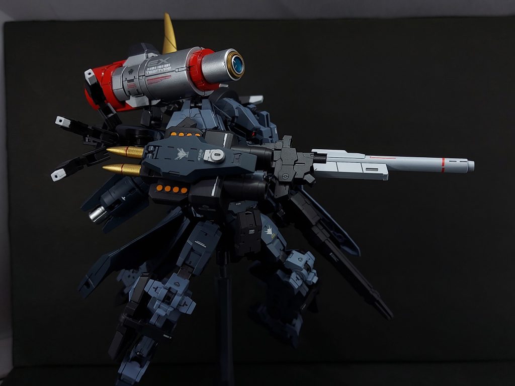 各部に追加装甲＆武装強化。右腕のやつは2連装グレネードランチャー＋ミサイル＋スパイク＋バリア発生機の複合兵装です。