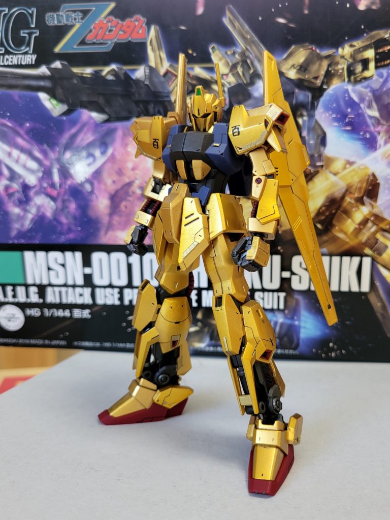 百式はスタイル良くカッコいいです。合わせ目も少なくて助かります。でもプラモの素材色が、どうしても気になって…、部分塗装派なんですが、スプレー塗装に踏み切りました。