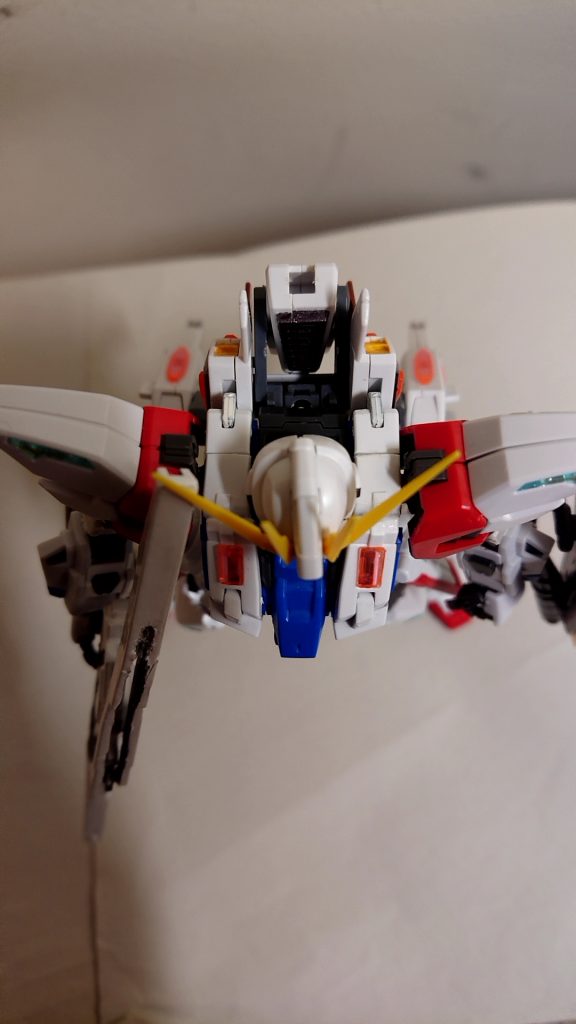 HGのユニバースブースターの肩ではRGビルドストライクの胴体に届かないので延長してます。