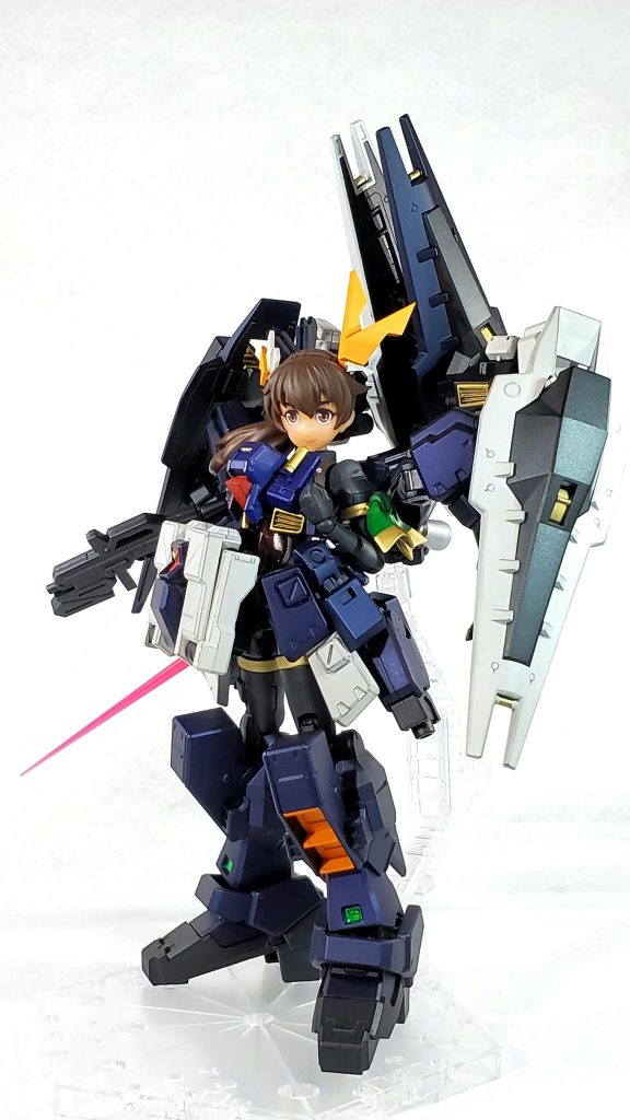 手足をルルチェの本体に付けるだけではどうしてもガンプラと30MSそれぞれが馴染まず違和感を感じてしまったので各パーツの配置を女の子らしさを意識してアレンジしています。また、ヘイズルの上半身はFAガールやアリスギアのような配置にしました。頭部もヘイズルのセンサーをプラ板を使ってヘッドアクセ風にアレンジしました。 