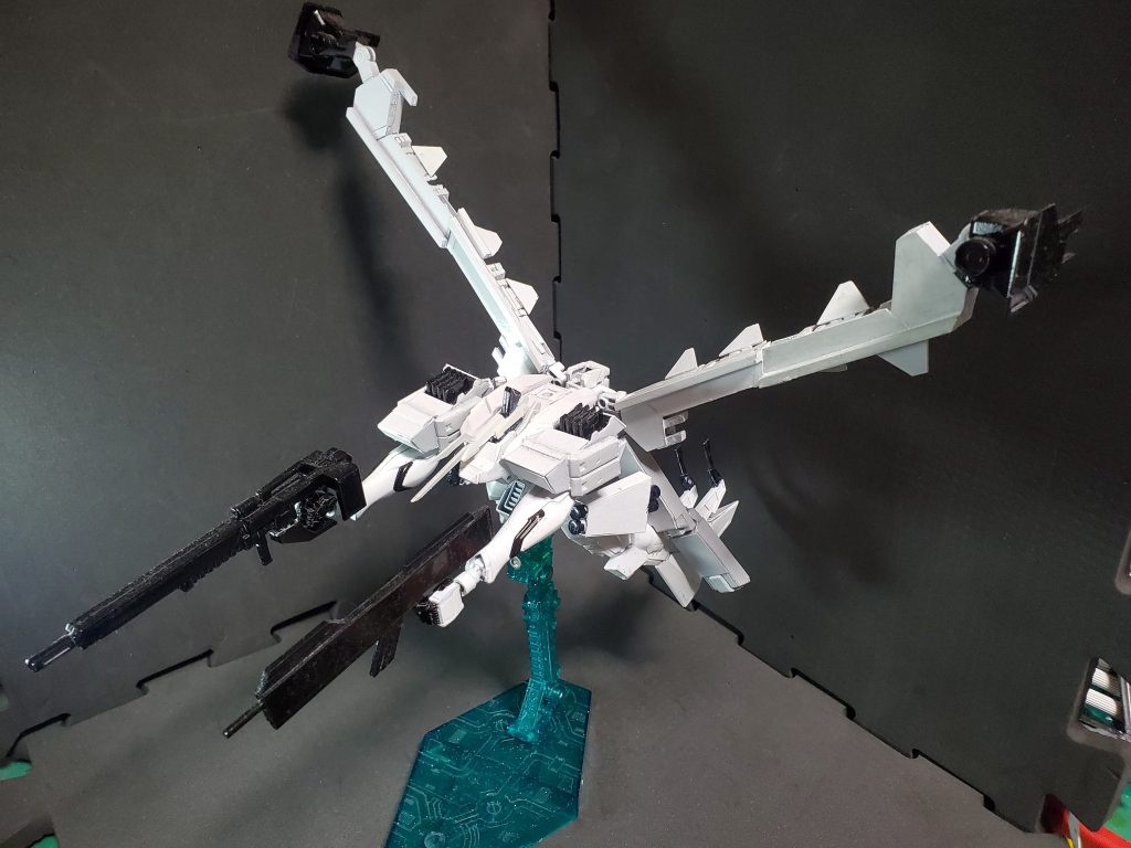 巡航形態、正面頭部を格納し、腕部を前に、脚部を後ろに、バックパックを展開