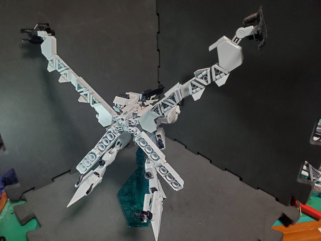 巡航形態、背面全身のスラスターを展開、圧倒的な推力で空を駆ける